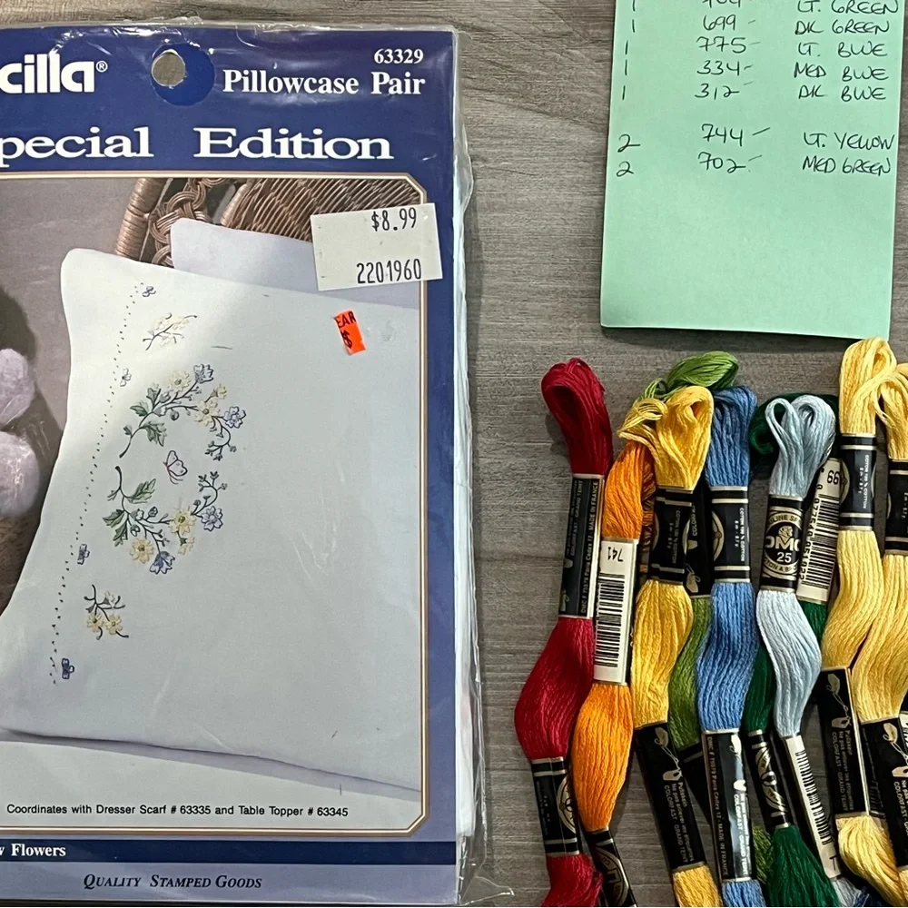 NWT Bucilla Special Edition Stamped Embroidery Flowers Pillowcase Pair & Floss